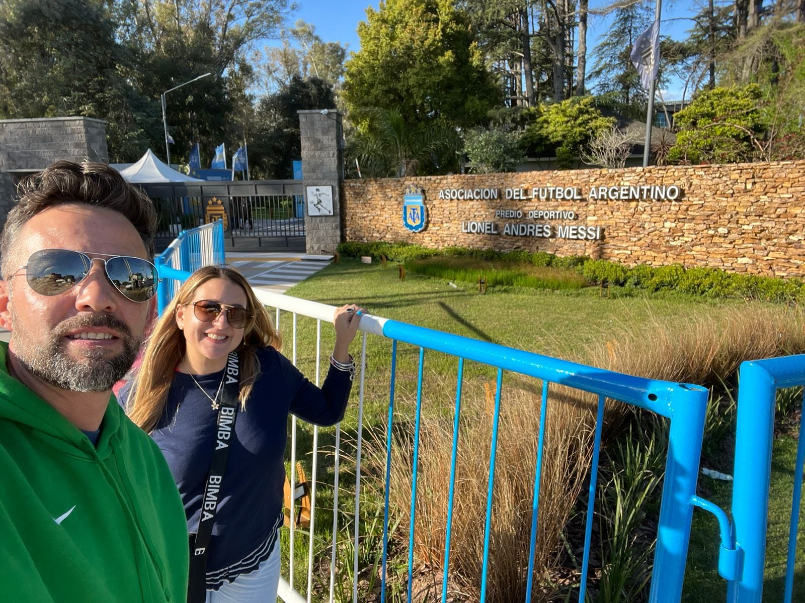 La pareja en el predio de los campeones del Mundo.