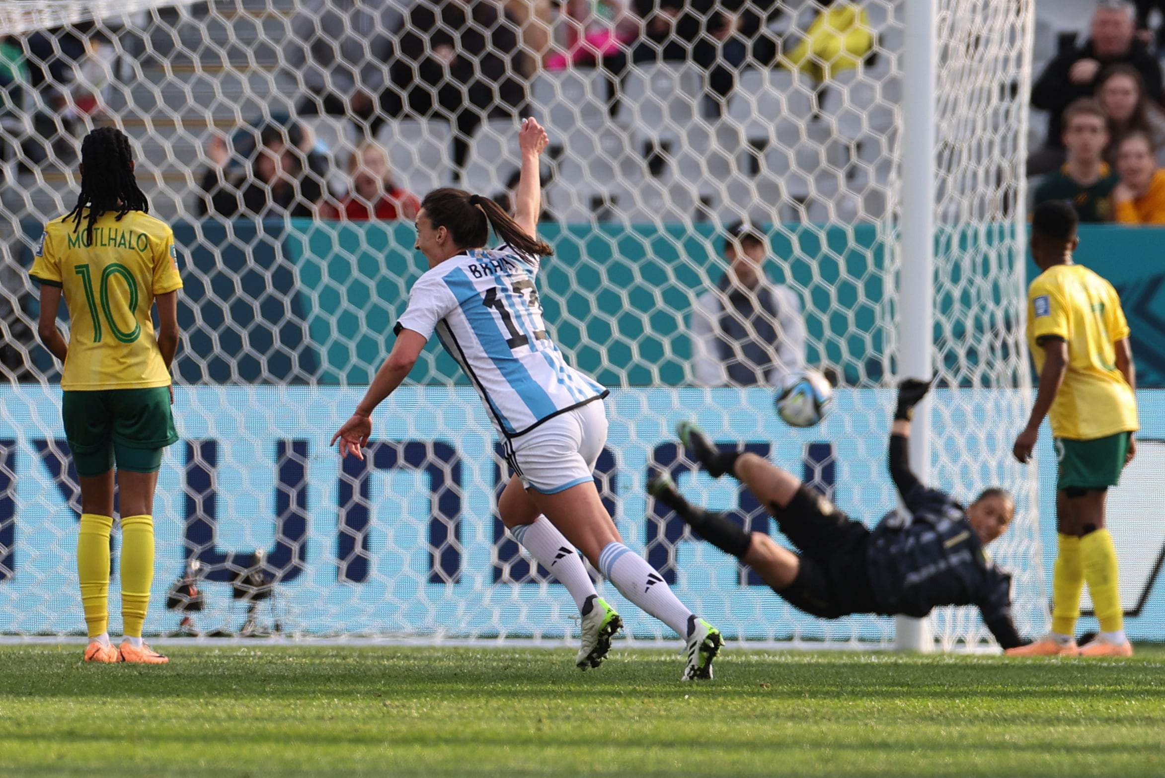 Sophía Braun, de Argentina, festeja tras anotar ante Sudáfrica en el Mundial, el viernes 28 de julio de 2023, en Dunedin, Nueva Zelanda (AP Foto/Matthew Gelhard)