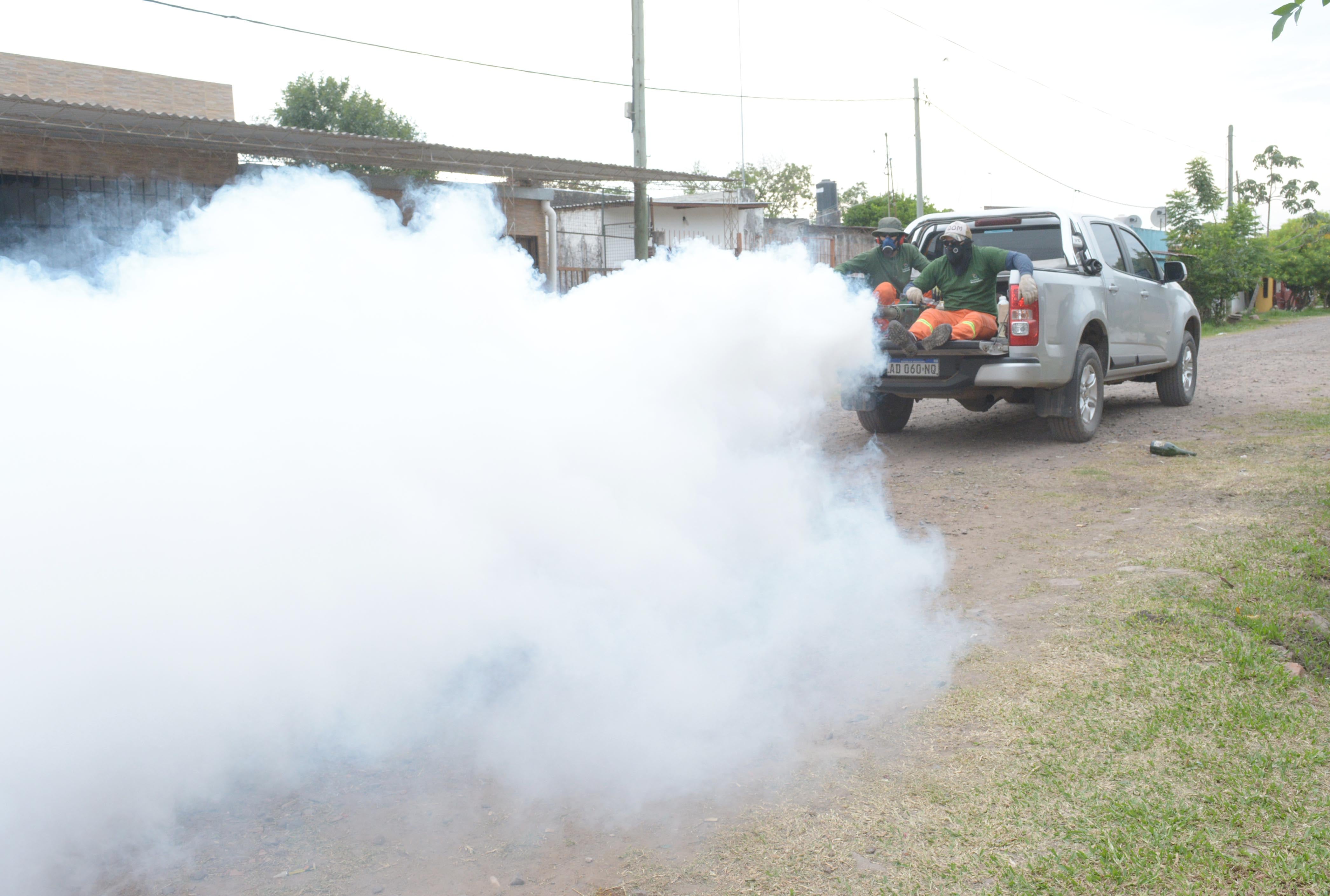 Fumigación en barrios de Resistencia.