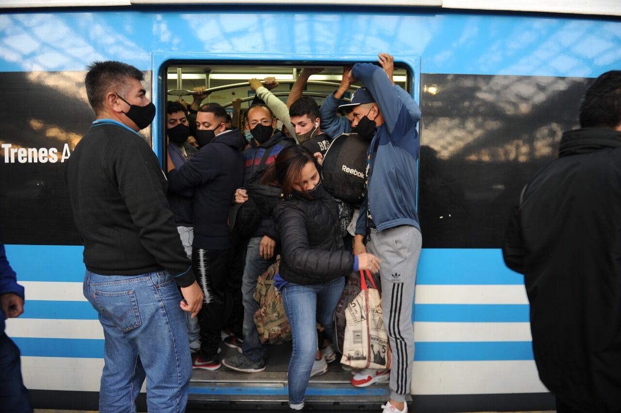 Caos en la estación Constitución por un corte de vías en Avellaneda. (Foto: Clarín)