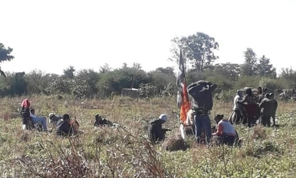 En la pelea por el terreno hubo heridos e incendios.