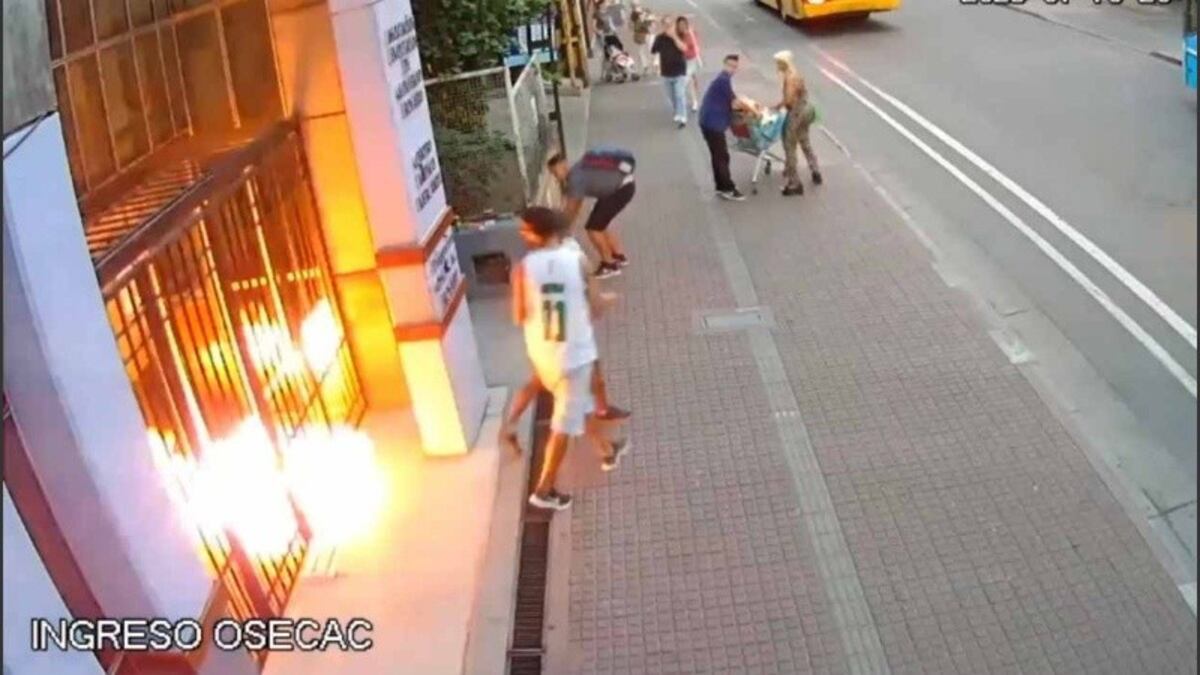 Ataques contra sedes gremiales en Rosario: así prendieron fuego el edificio de Empleados de Comercio