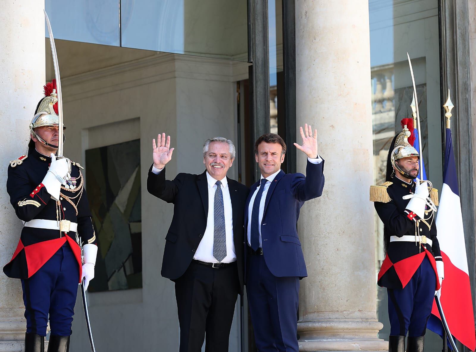 Alberto Fernández y Emmanuel Macron en Francia. El presidente aclaró sus dichos: "Dije que las sanciones contra Rusia están repercutiendo en todo el mundo" (Foto: Presidencia)