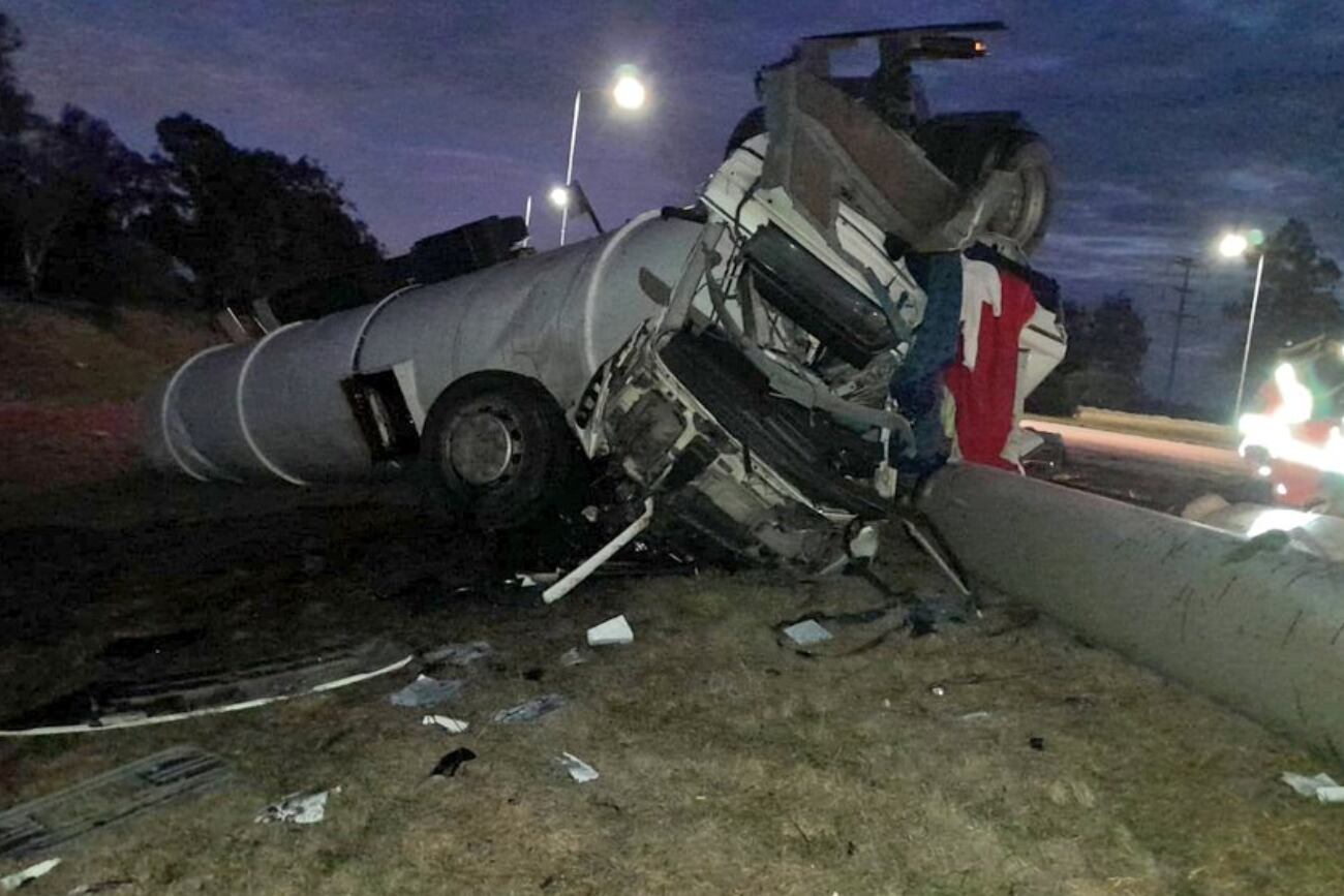 Un camionero murió por un siniestro en autopista Córdoba-Rosario (Policía).