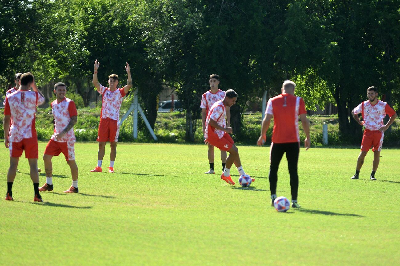 Día de entrenamiento.  El plantel de Instituto retomó las prácticas en el predio de La Agustina.  (Nicolás Bravo / La Voz)