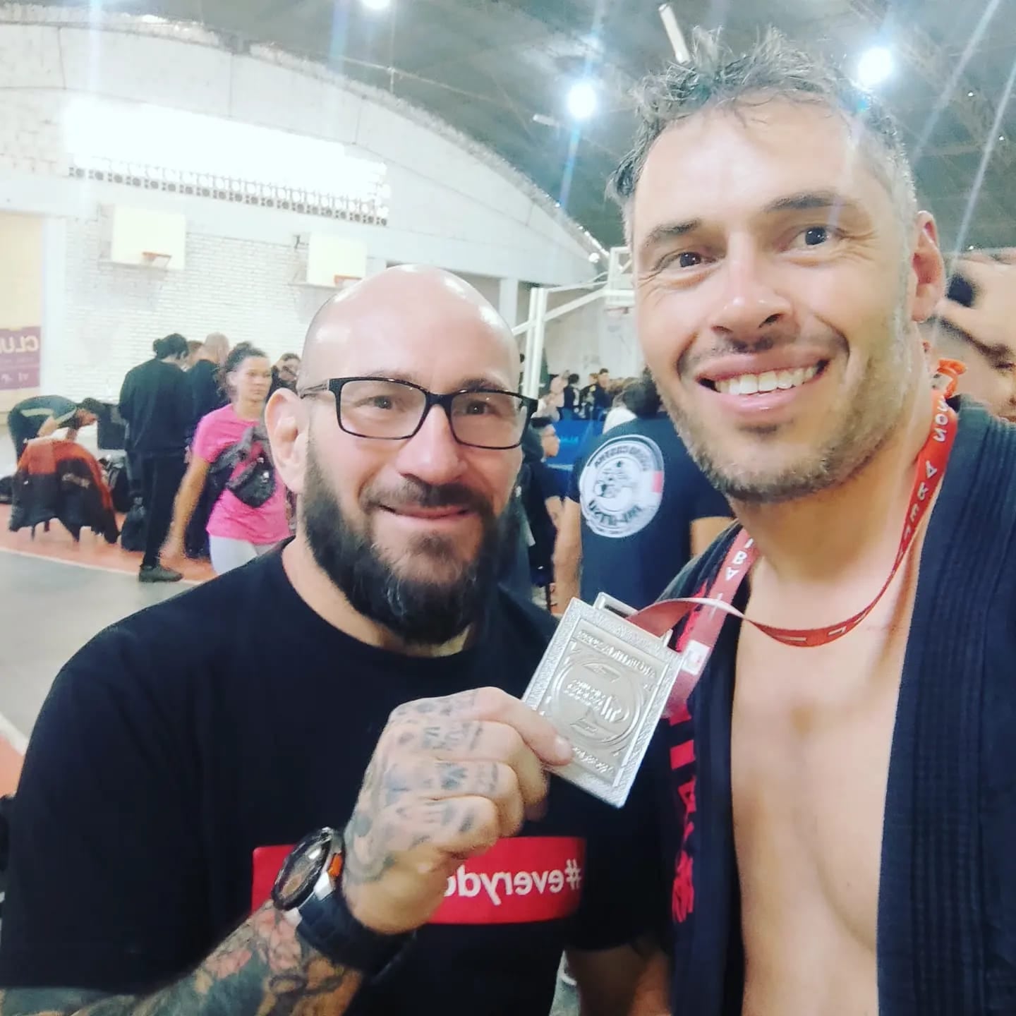 Cristian Gómez, sin su brazo izquierdo con su entrenador de jiujitsu