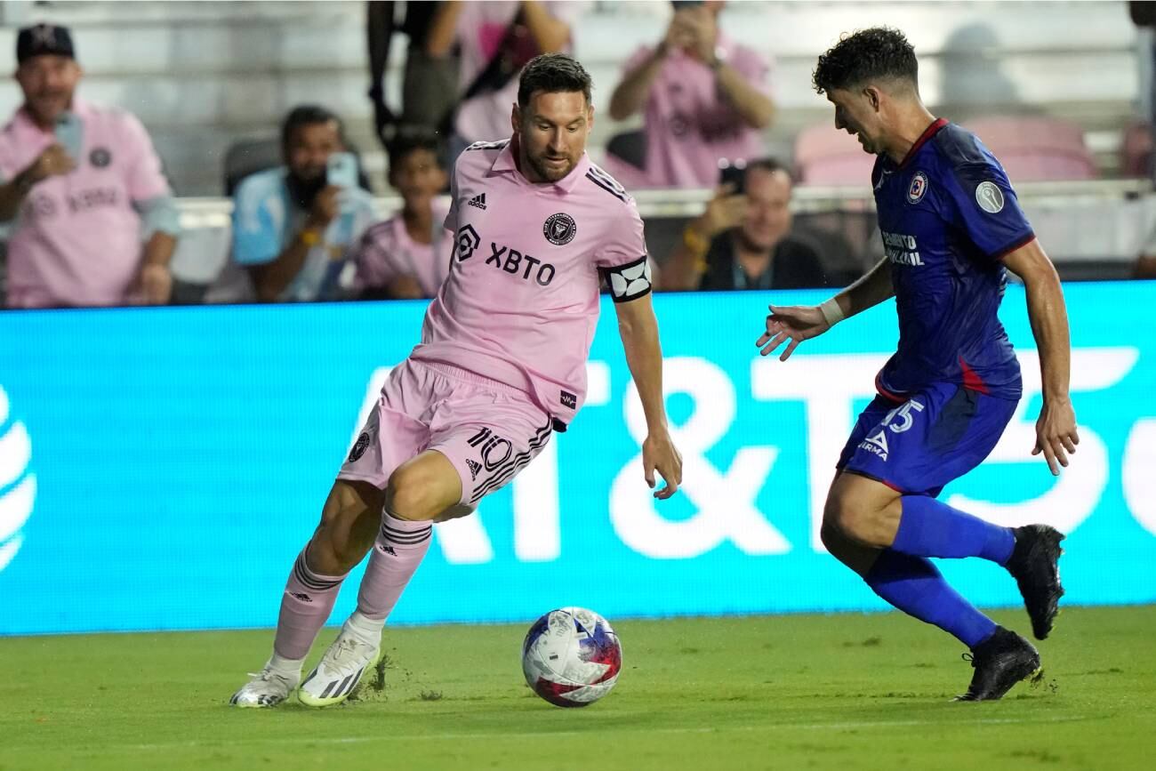 El debut de Lionel Messi en el Inter Miami fue con un golazo de tiro libre que selló el triunfo ante Cruz Azul. (AP)