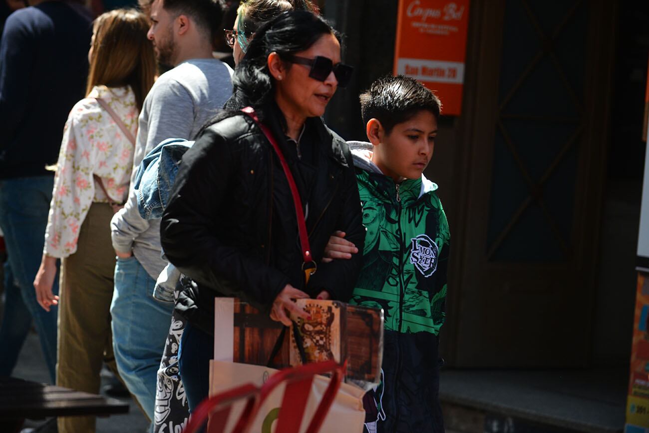 Día de la madre. Mucha gente comprando el el área peatonal de la ciudad de Córdoba. Ventas dia de la madre (José Gabriel Hernández / La Voz)