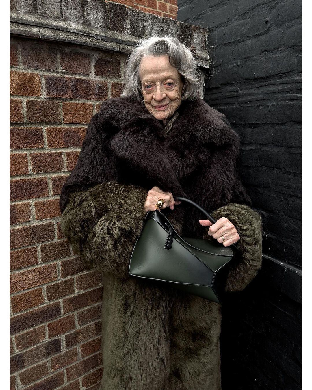 Maggie Smith modeló a sus 88 años para Loewe.