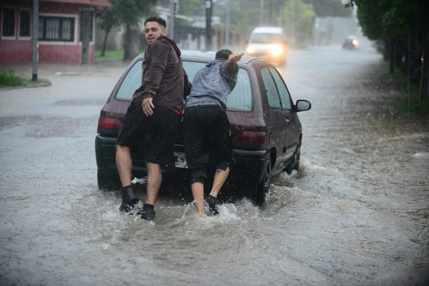 Intensa lluvia en Córdoba: anegamientos y complicaciones por el agua (José Hernández/La Voz).