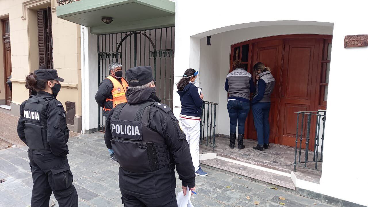 Control de Migraciones en las casas de los turistas (Foto: Twitter)