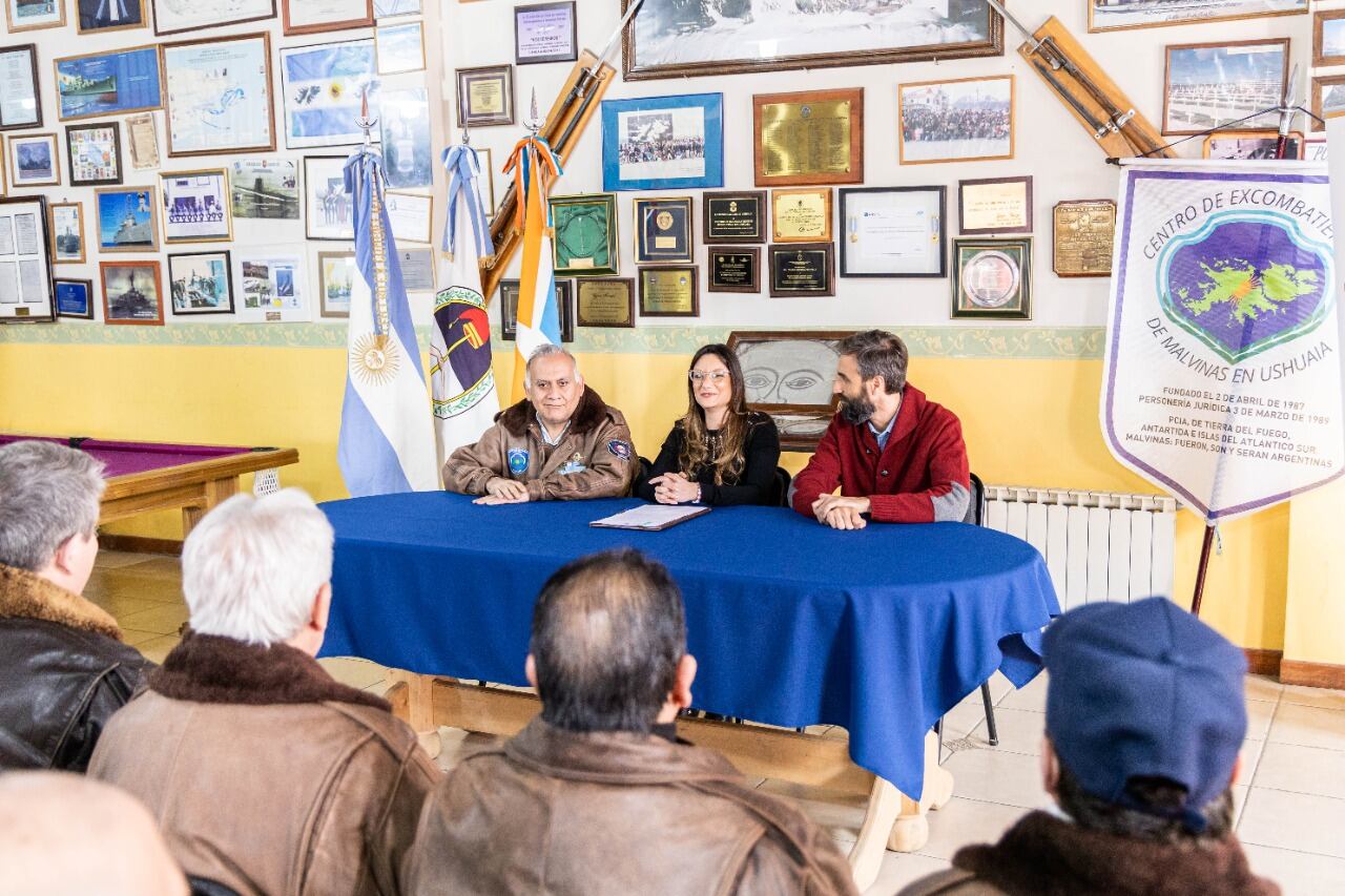 VGM Conrado Zamora, Carolina Lavori y Maximiliano D'Alessio en la firma del convenio en las instalaciones del CEMU.