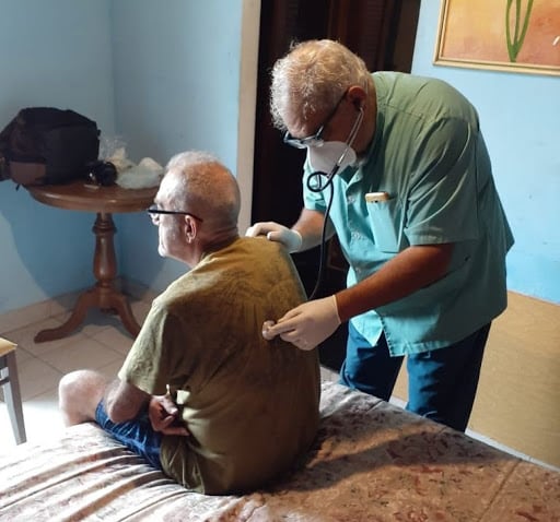 Los vecinos que deseen ayudar a una persona en situación de calle, pueden llamar a la línea 105.