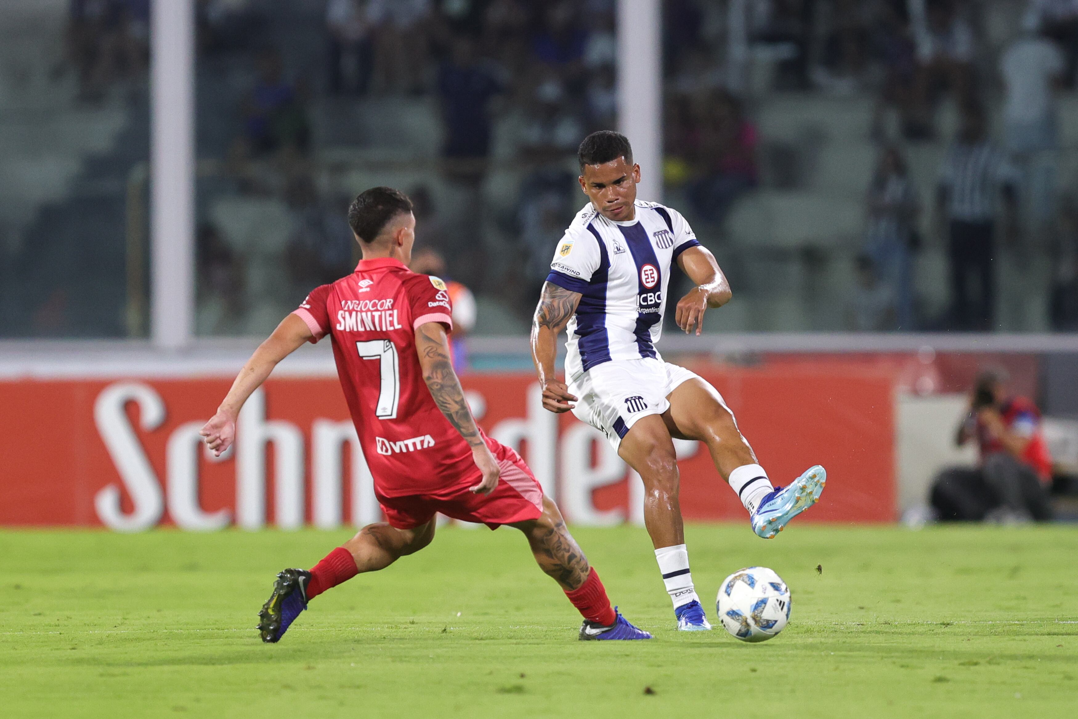 El venezolano Miguel Navarro tuvo su estreno con la camiseta de Talleres. El lateral se ilusiona con afianzarse en la "T". (Prensa Talleres)