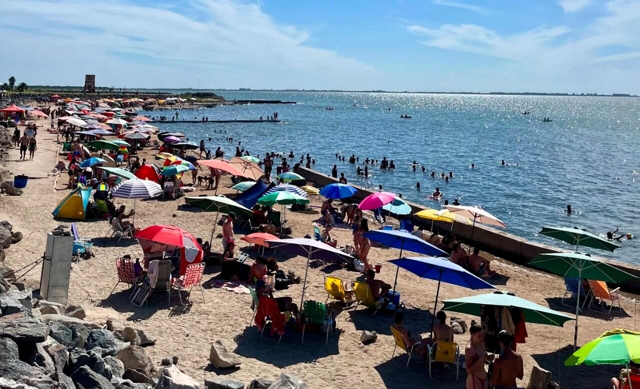 La playa en Miramar de Ansenuza, este verano. (Municipio)