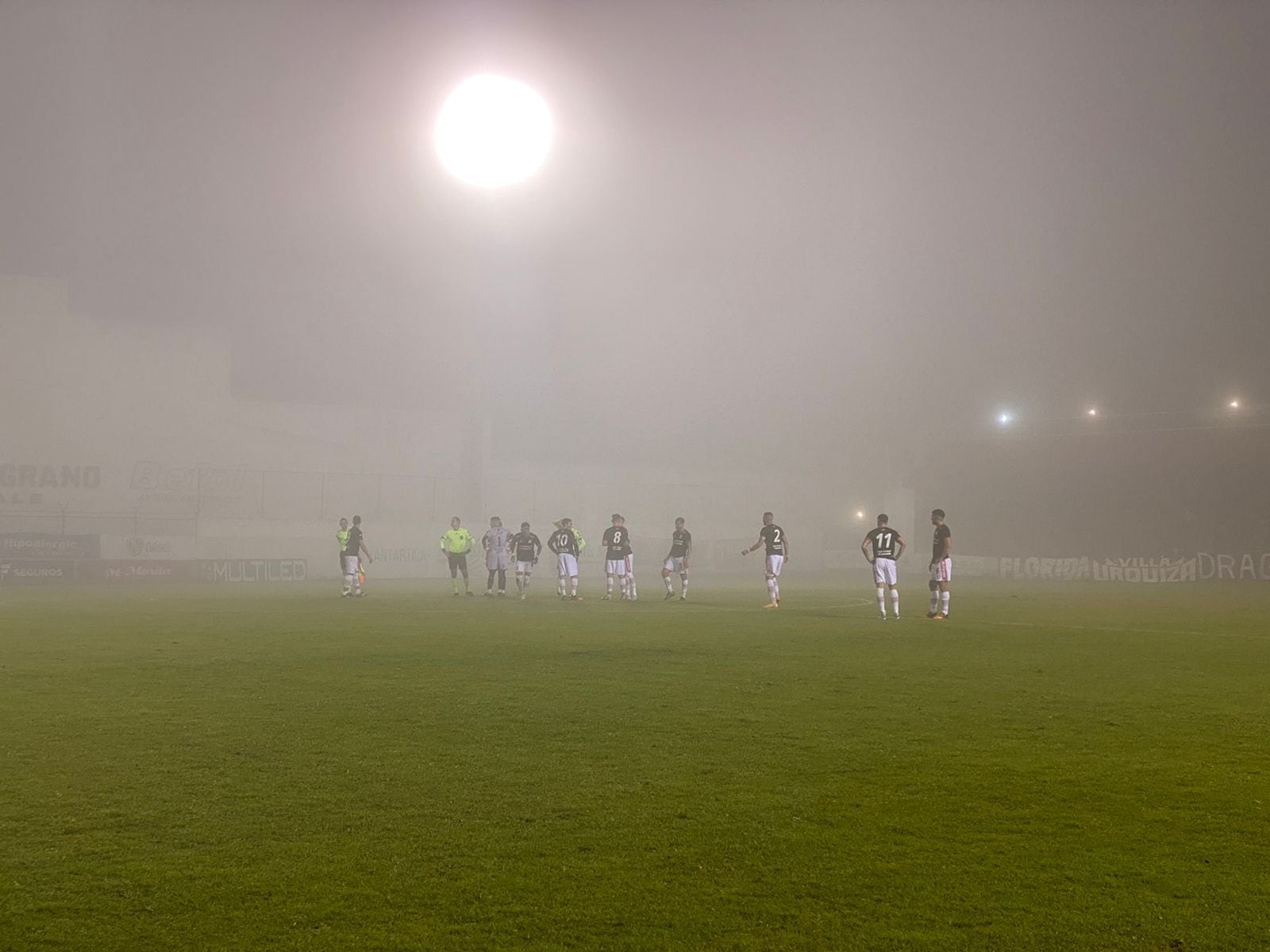 La niebla permite ver poco y nada en el estadio de Defensores de Belgrano ante San Martín de Tucumán. (@CASMOficial)