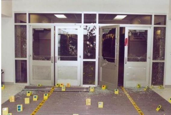 Imágenes de la escuela luego de la masacre de Columbine.