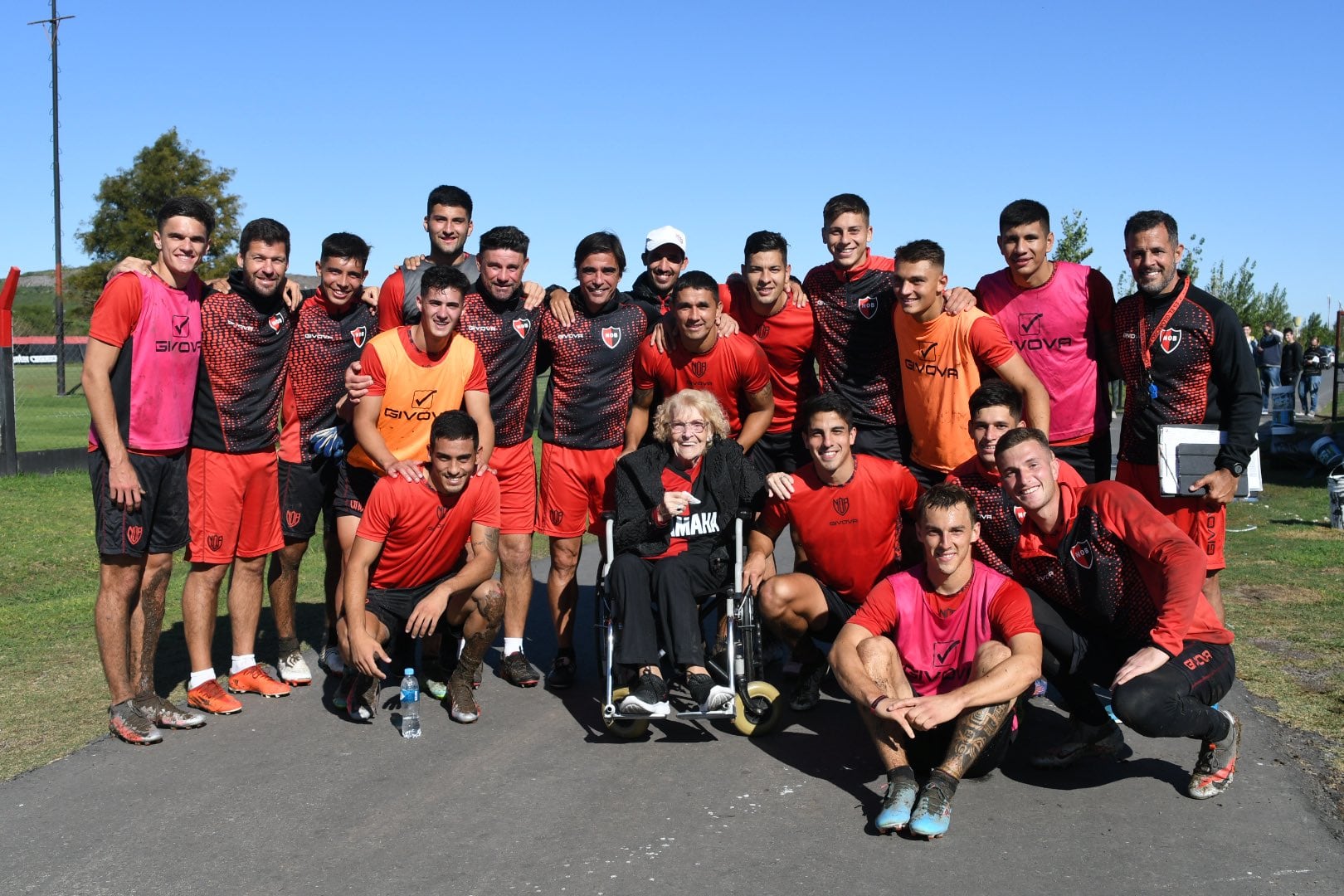 Los jugadores se arrimaron para la foto grupal con Maruca.