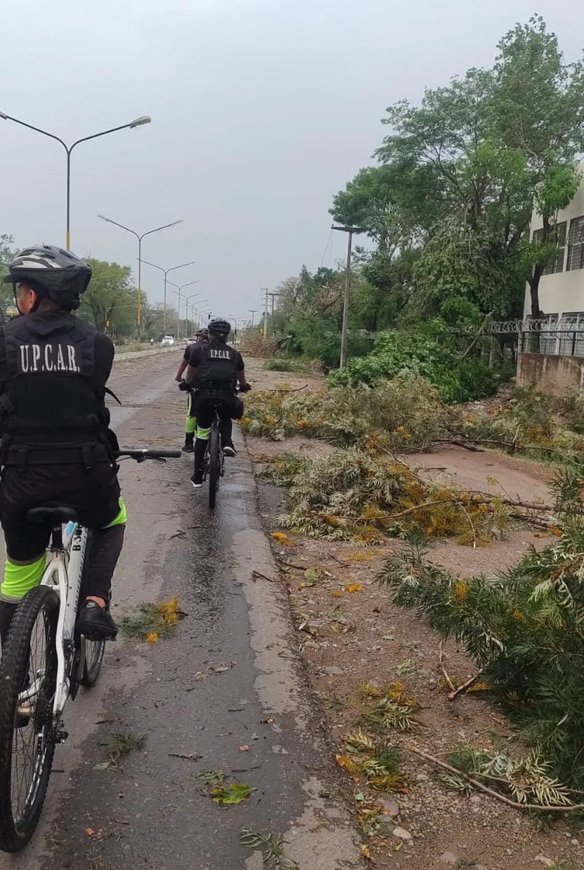 Tras el fuerte fenómeno meteorológico, personal de diferentes unidades policiales salieron a patrullar los barrios afectados en Libertador y Calilegua.