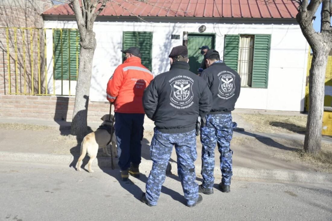 Policías con perros rastyreadores trabajan en una de las casas del barrio 544 Viviendas donde desapareció hace 26 días Guadalupe.