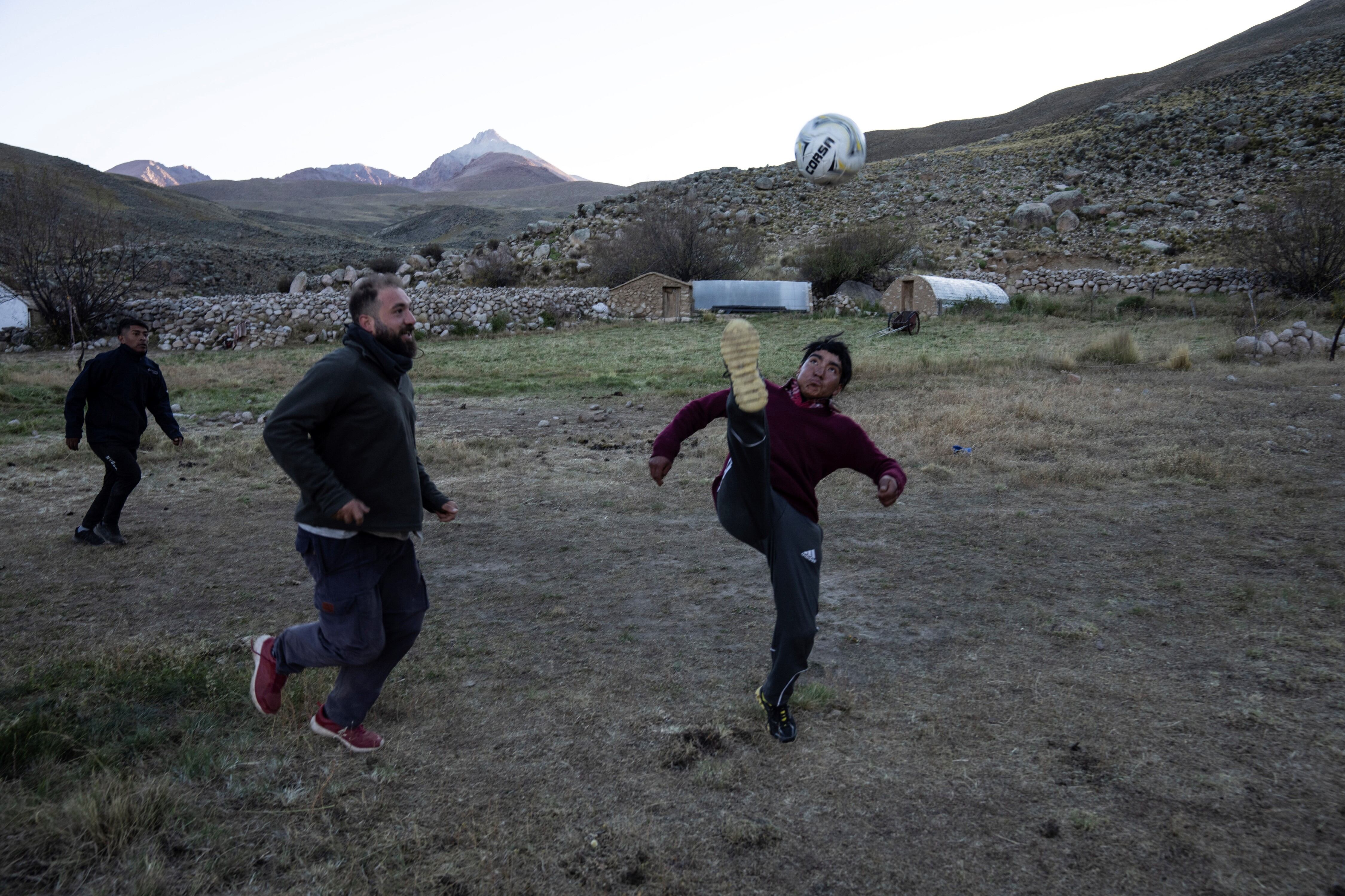 No todo es trabajo, durante la recorrida sanitaria: la muchachada juega fútbol en el Cerro Chañi y el doctor Fusaro es invitado a participar en un partido.