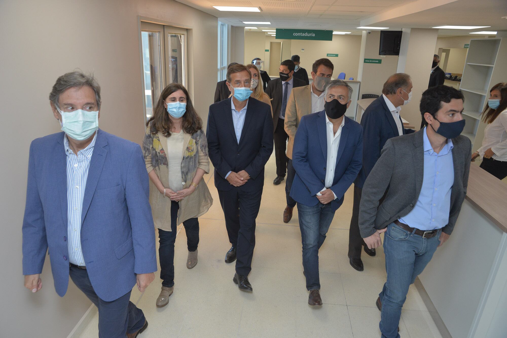 Ana María Nadal de recorrida por las instalaciones del hospital Schestakow junto al Goberndor Suarez.   