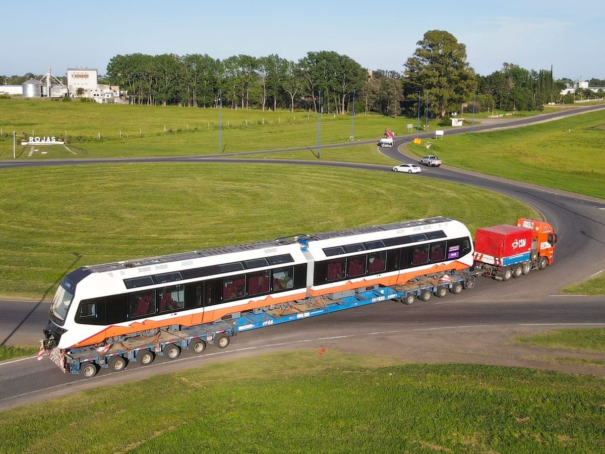 A su paso por la provincia de Santa Fe el viernes 17, los camiones que transportan las dos duplas solares del Tren de la Quebrada saliendo de la ciudad Rojas rumbo a San Genaro.