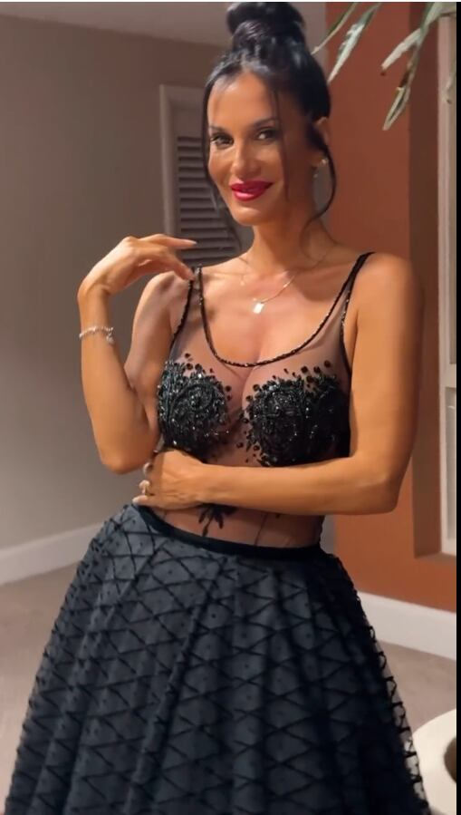 Silvina Escudero posó con un look total black con transparencias ultra sensual