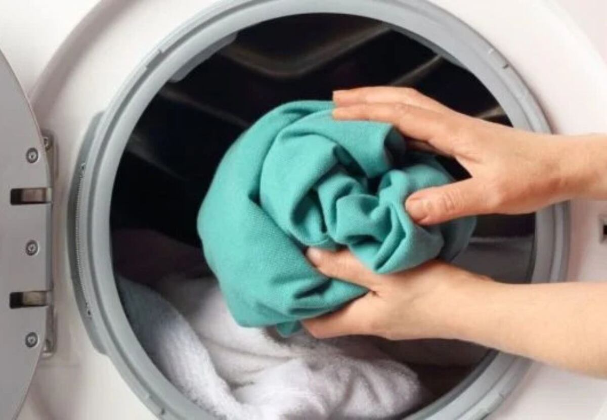 Chau secarropas: el truco casero para que la ropa salga casi seca de la lavadora