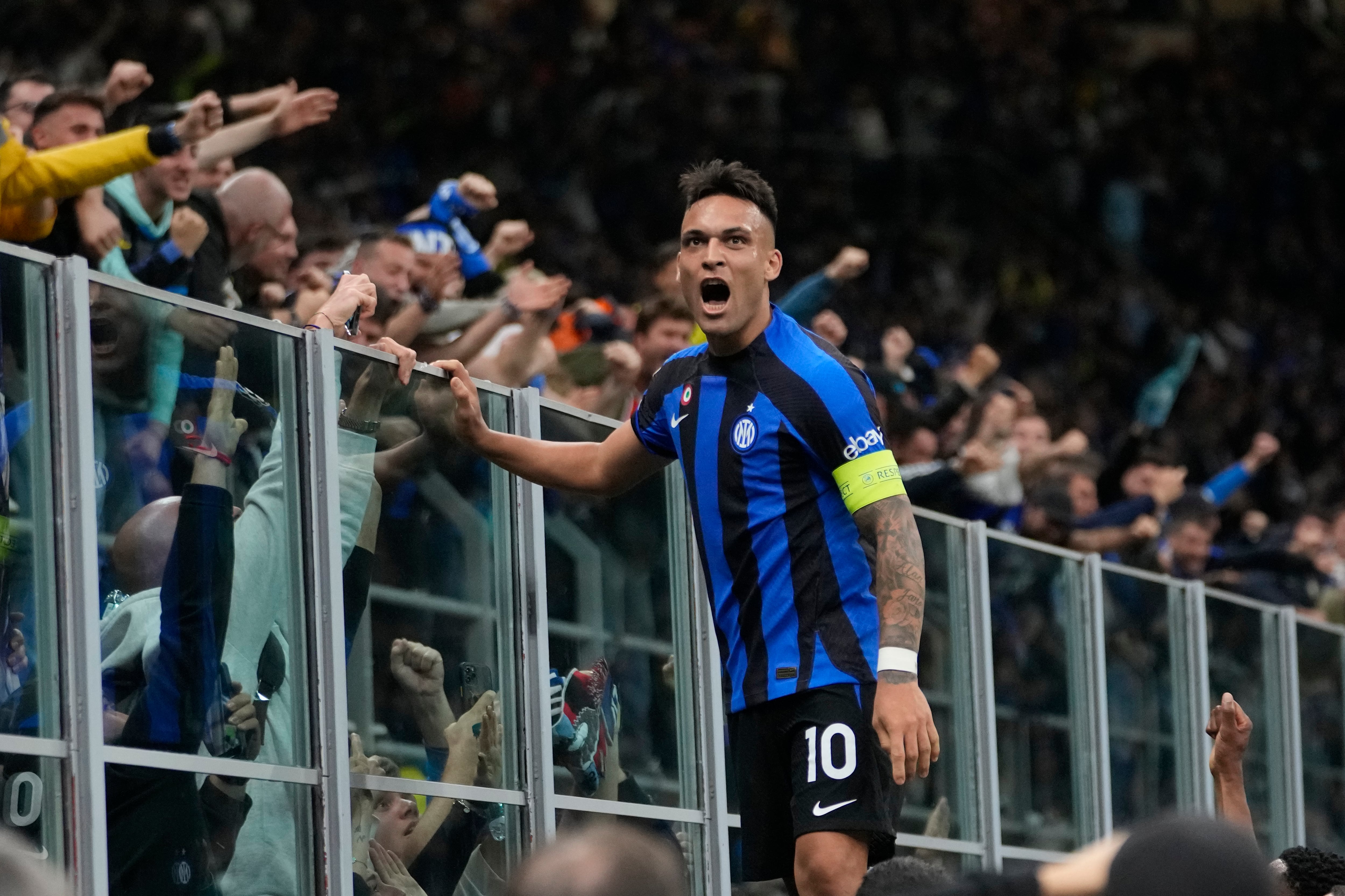 Lautaro Martínez celebra tras anotar el gol del Inter de Milán en la victoria 1-0 ante el AC Milan en la ida de las semifinales de la Liga de Campeones, el martes 16 de mayo de 2023. (AP Foto/Luca Bruno)