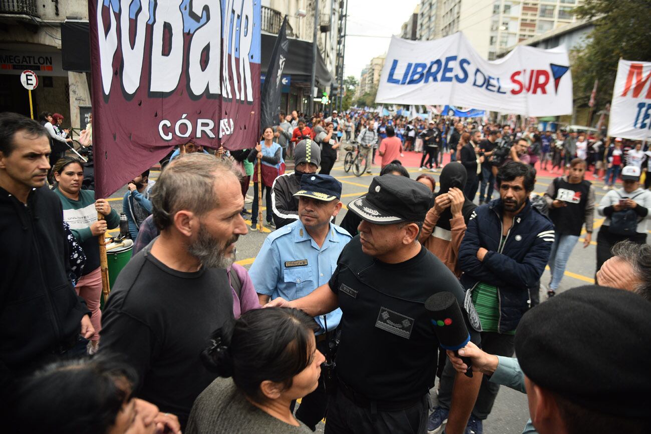 Marcha de organizaciones sociales por las calles de Córdoba, en el marco de la Jornada Nacional Piquetera en abril de 2023.