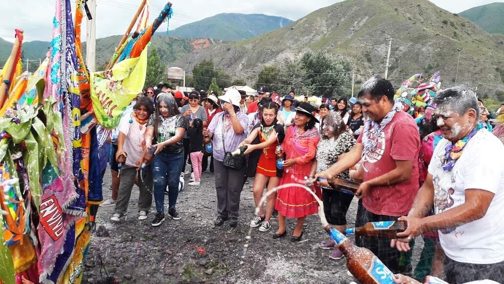 Las comparsas jujeñas cumplen con el ritual de dar de comer y beber a la Madre Tierra, en el inicio del Carnaval Grande.