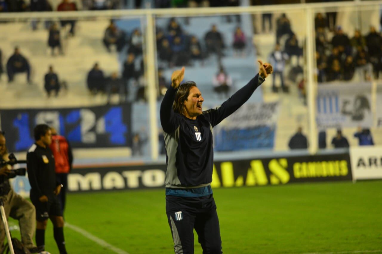 Facundo Rivero, de penal, marcó el 1-0 de Racing ante Quilmes por la fecha 13 de la Zona A de la Primera Nacional. (Javier Ferreyra / La Voz)