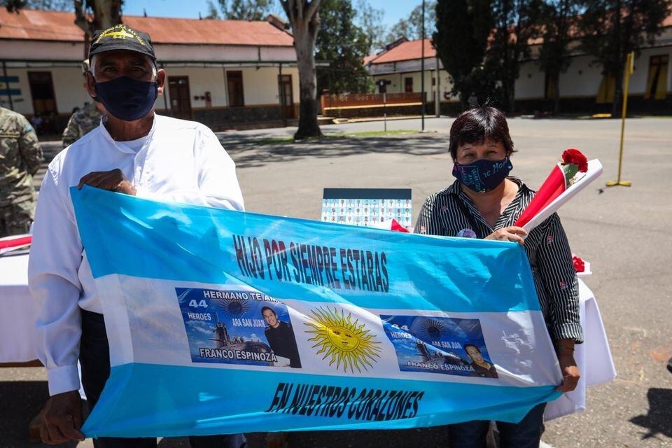 Familiares del suboficial segundo Franco Javier Espinoza.