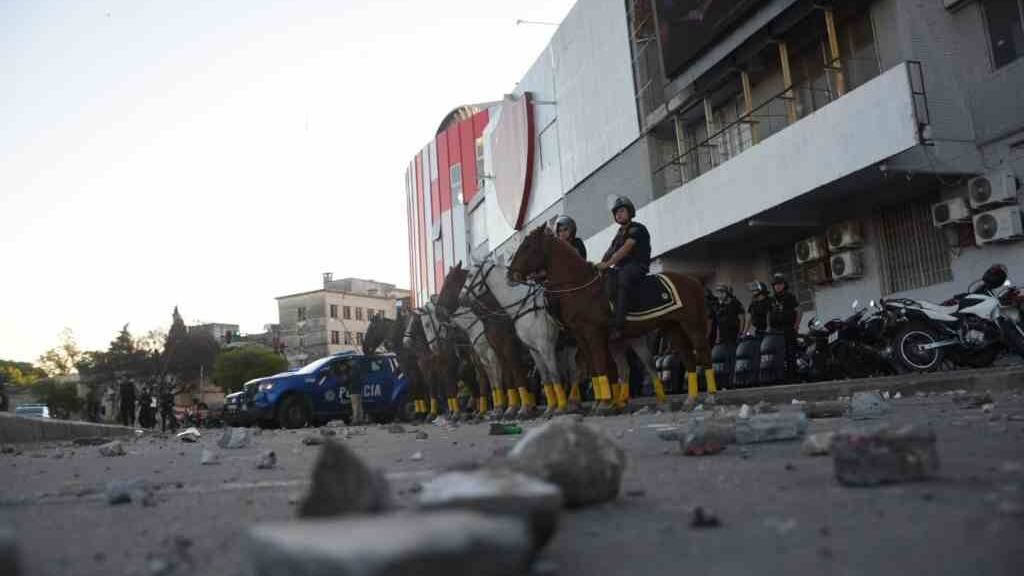 La policía respondió a un ataque a piedrazos en la puerta del club.