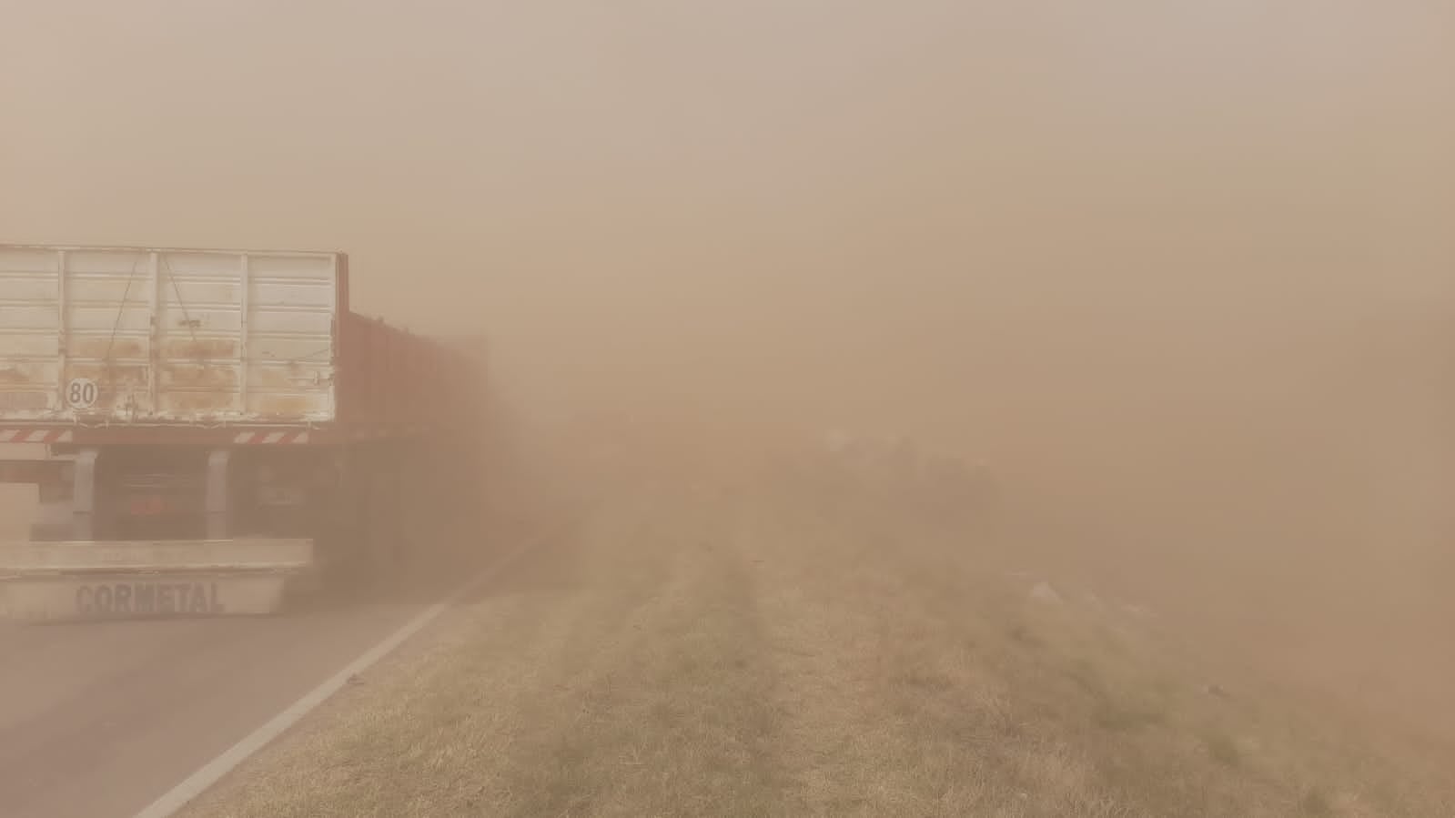 Un muerto y más de una decena de heridos en un choque múltiple en medio de una tormenta de viento y tierra en Córdoba, entre Luque y Villa del Rosario. (El Diario del Pueblo)