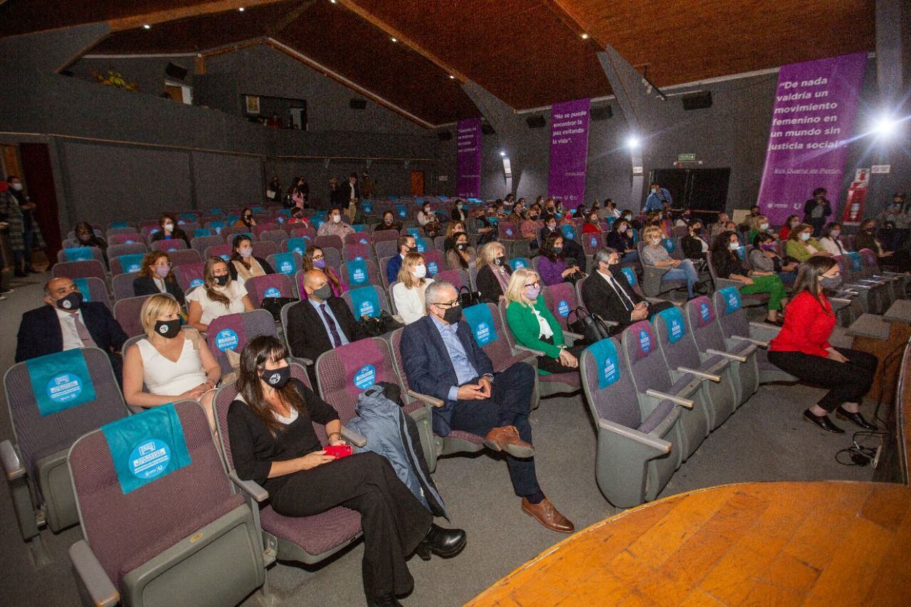 La  Dra. Josefina Kelly Neila, junto con el Intendente de Ushuaia Walter Vuoto, acompañado por el Intendente de la ciudad de Tolhuin, Daniel Harrington.