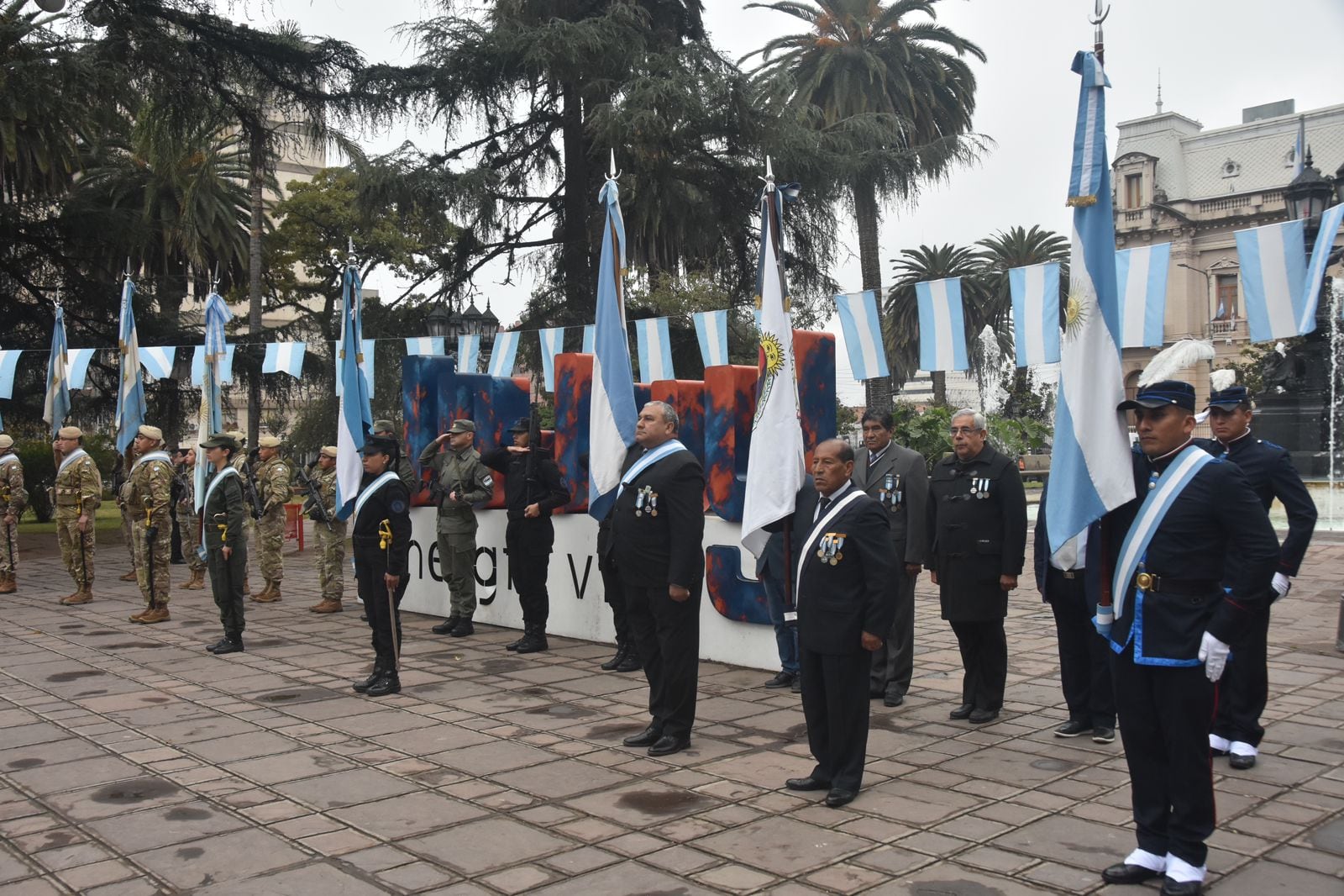 Junto a las Banderas de las fuerzas de armadas y de seguridad con asiento en la provincia, los Veteranos de Guerra de Malvinas prestigiaron el acto en la plaza Belgrano.