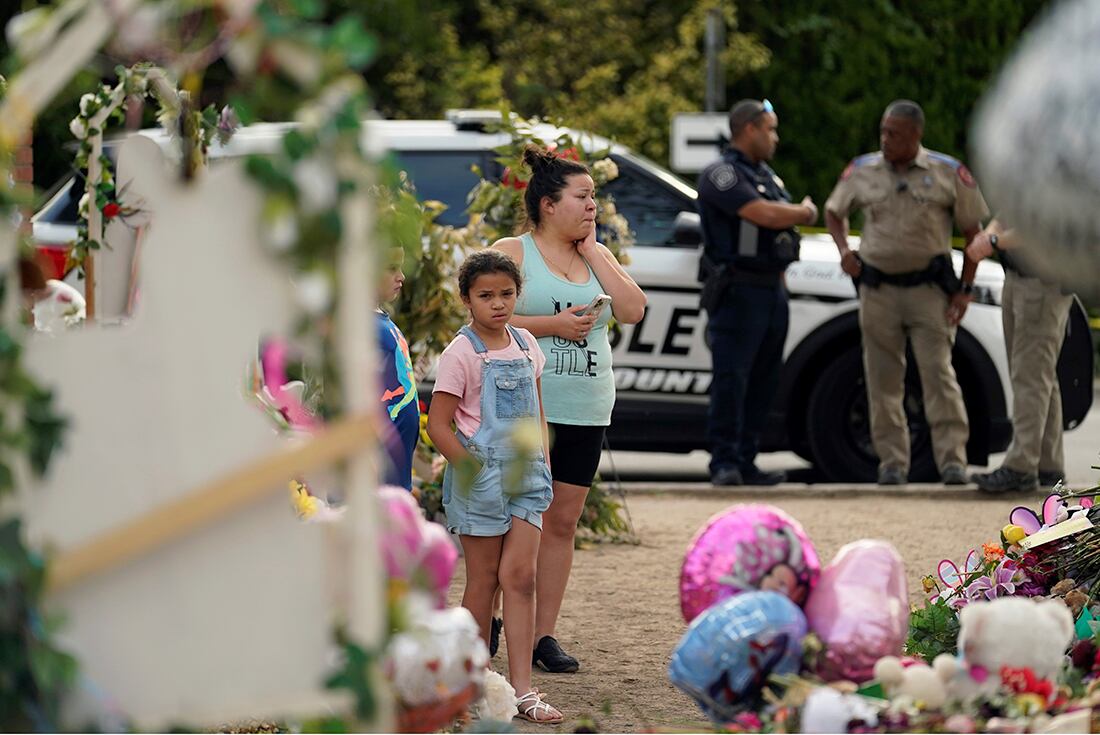 Monumento a las víctimas del tiroteo masivo en la Escuela Primaria Robb en el centro de Uvalde, Texas. (AP)