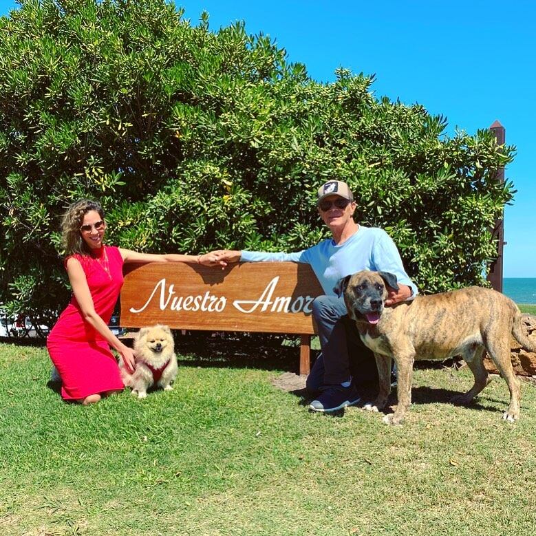 Elina Fernández y Eduardo Costantini y sus hijos perrunos. 