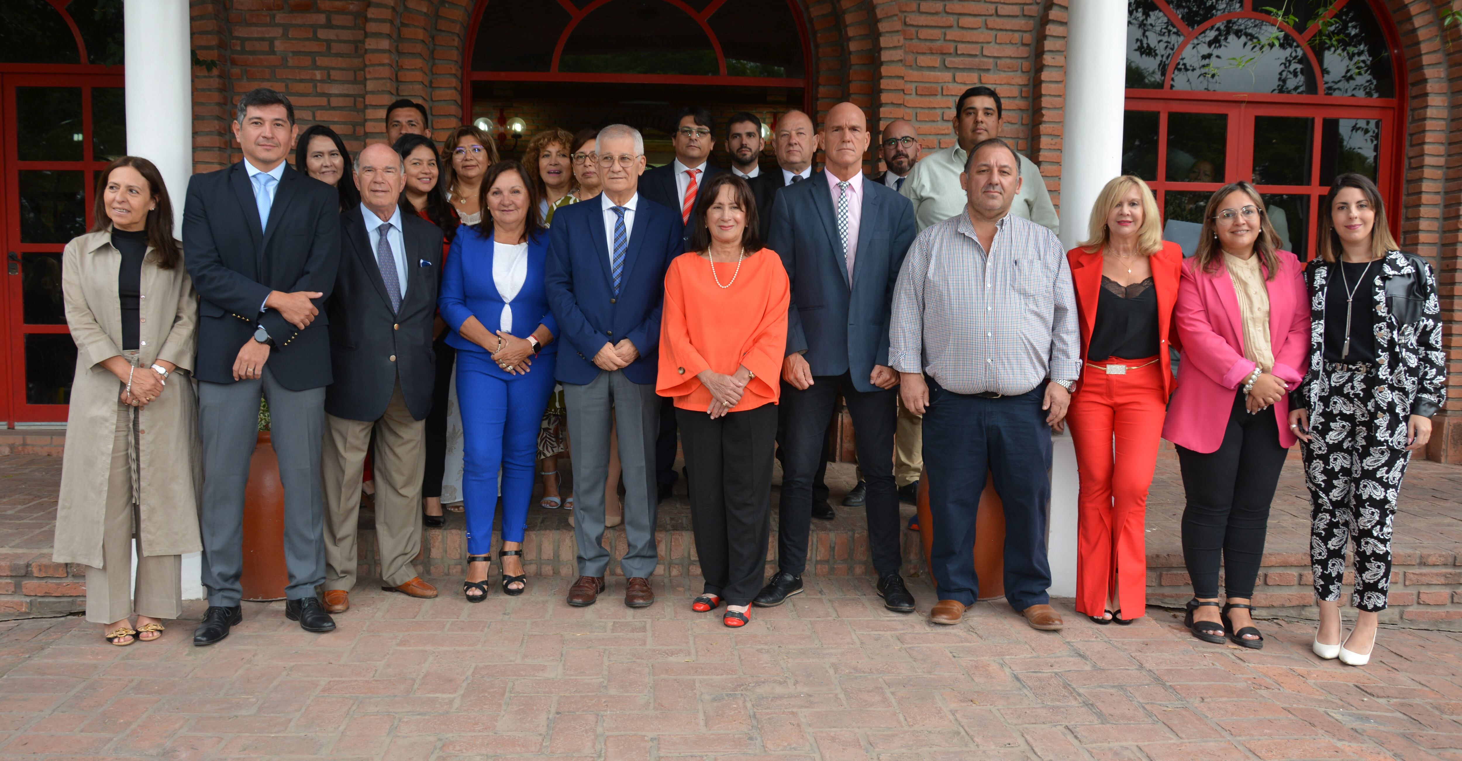 Los miembros de la Corte provincial, ministros del Poder Ejecutivo, jueces, funcionarios y referentes de diversas instituciones jujeñas asistieron a la jornada "Trabajando Juntos", en Perico.