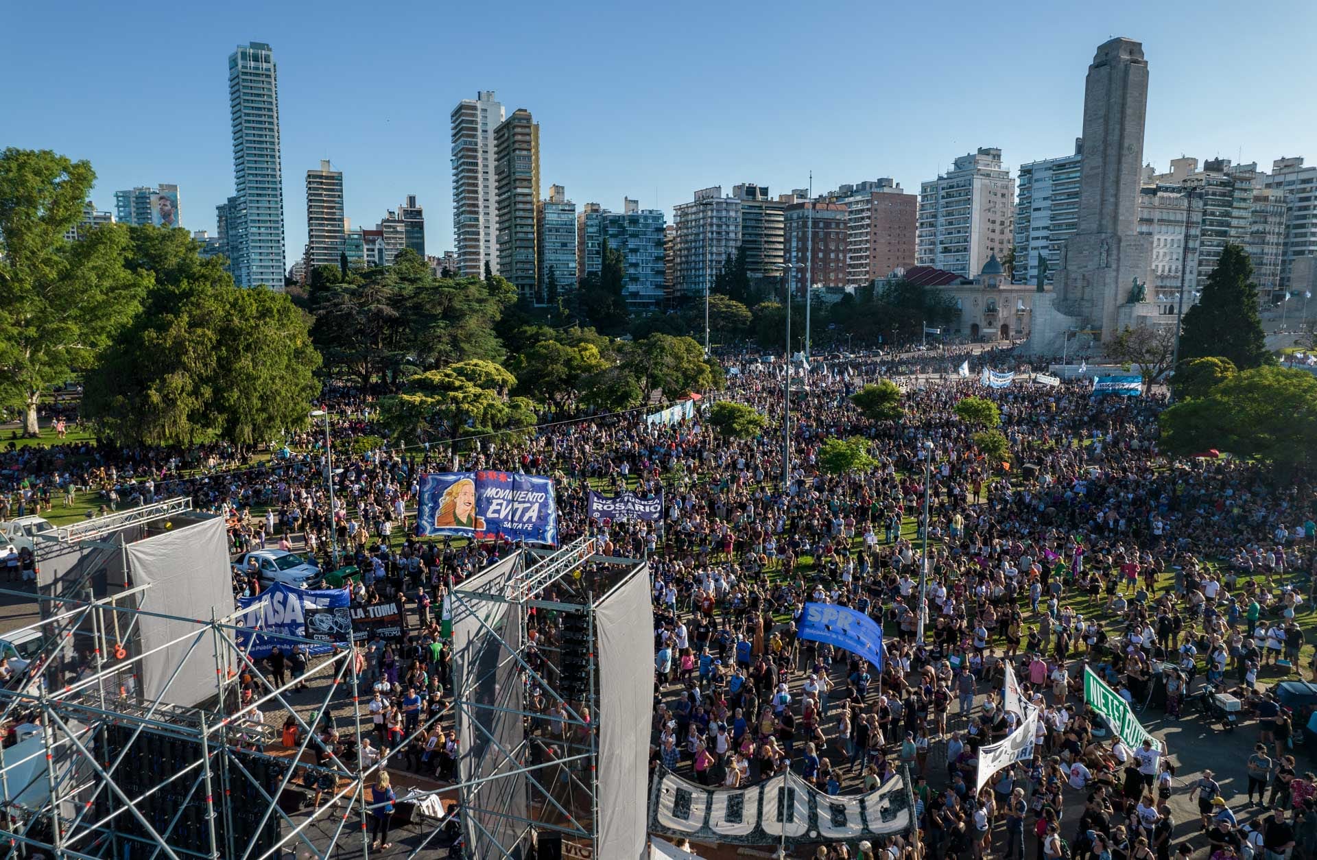 El parque nacional a la Bandera se cubrió de banderas y pancartas sobre una multitud.