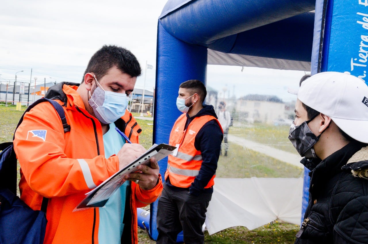 Equipo del Programa Cuidarnos TDF realizó una jornada de hisopados en una plaza de Río Grande