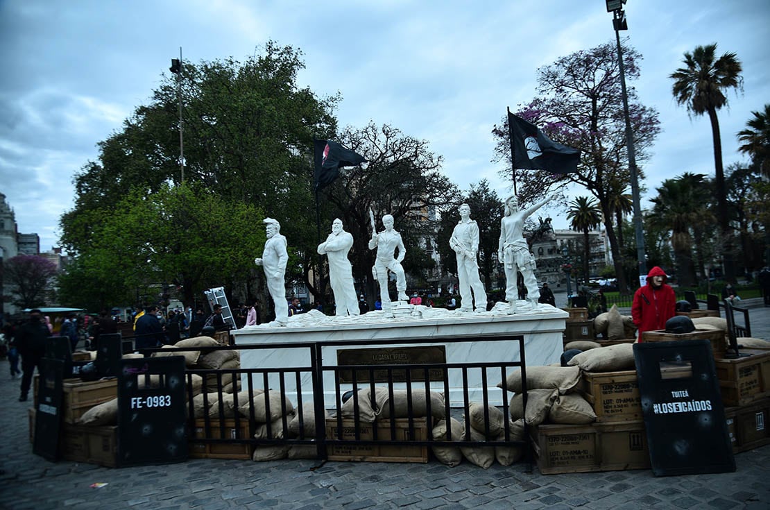 Los 5 caidos de la casa de papel  monumento en la plaza san martin foto pedro castillo