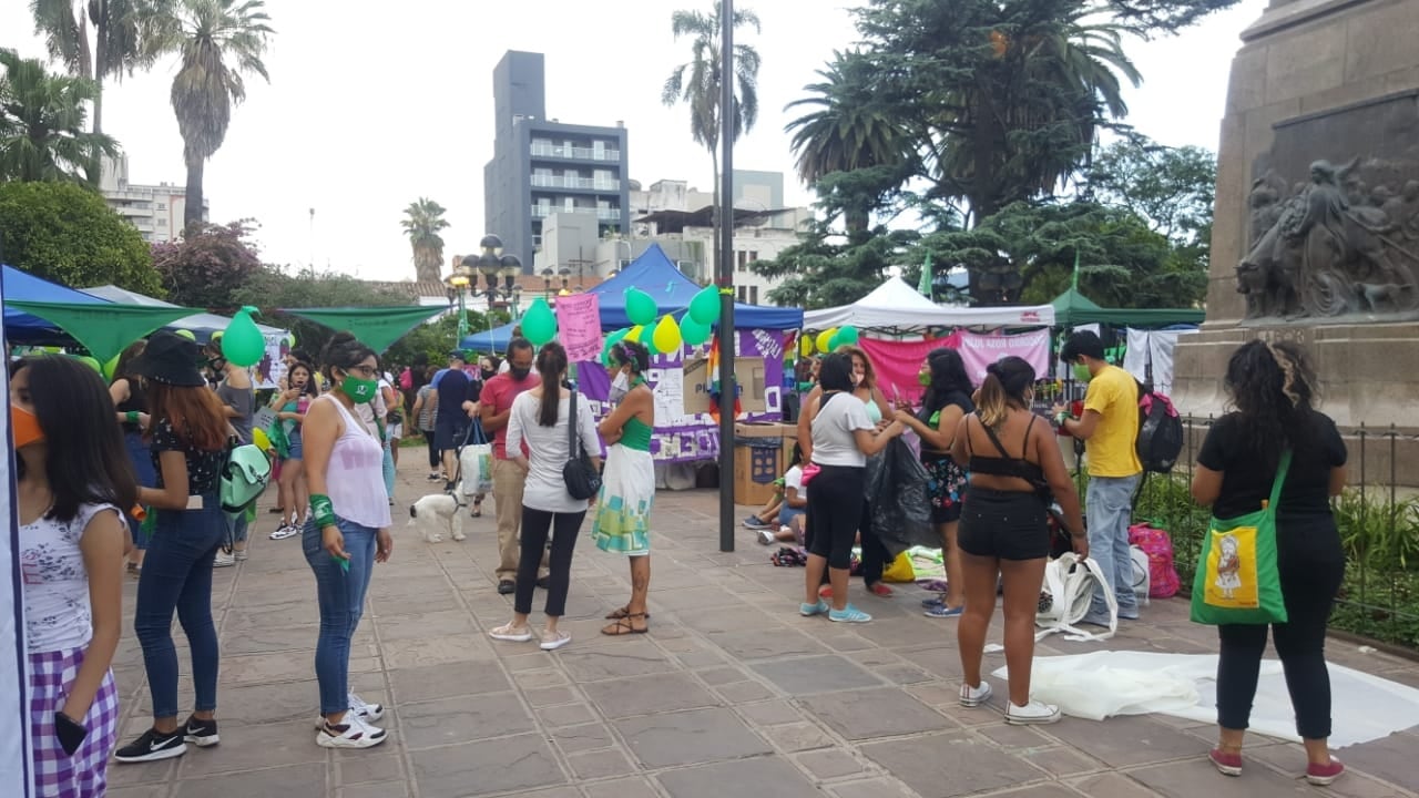 La plaza Belgrano fue ocupada por militantes a favor del proyecto de ley que se debatía en el Senado.