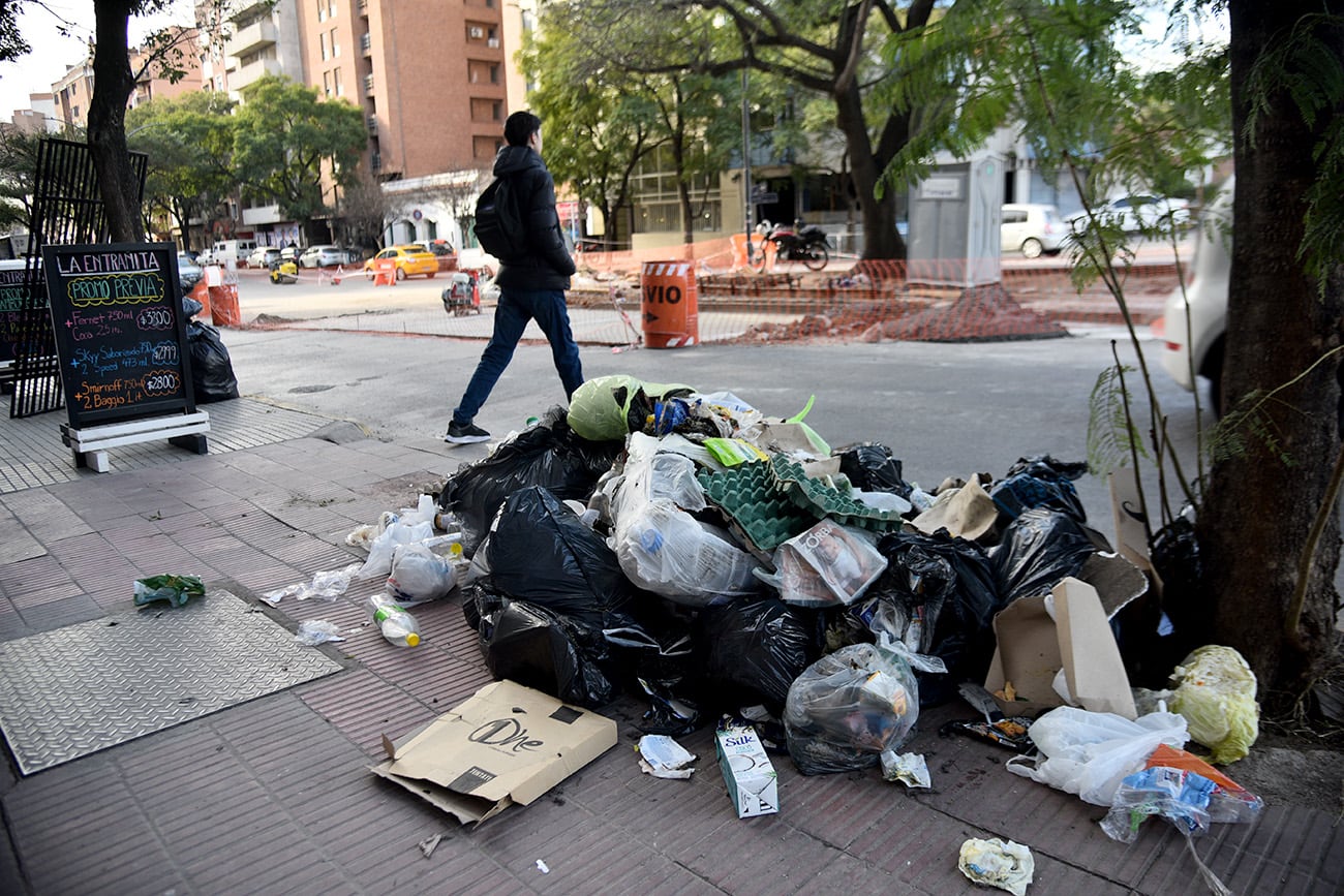 Basura acumulada en la calle Ambrosio Olmos al 1100, en la ciudad de Córdoba. (Pedro Castillo / La Voz)