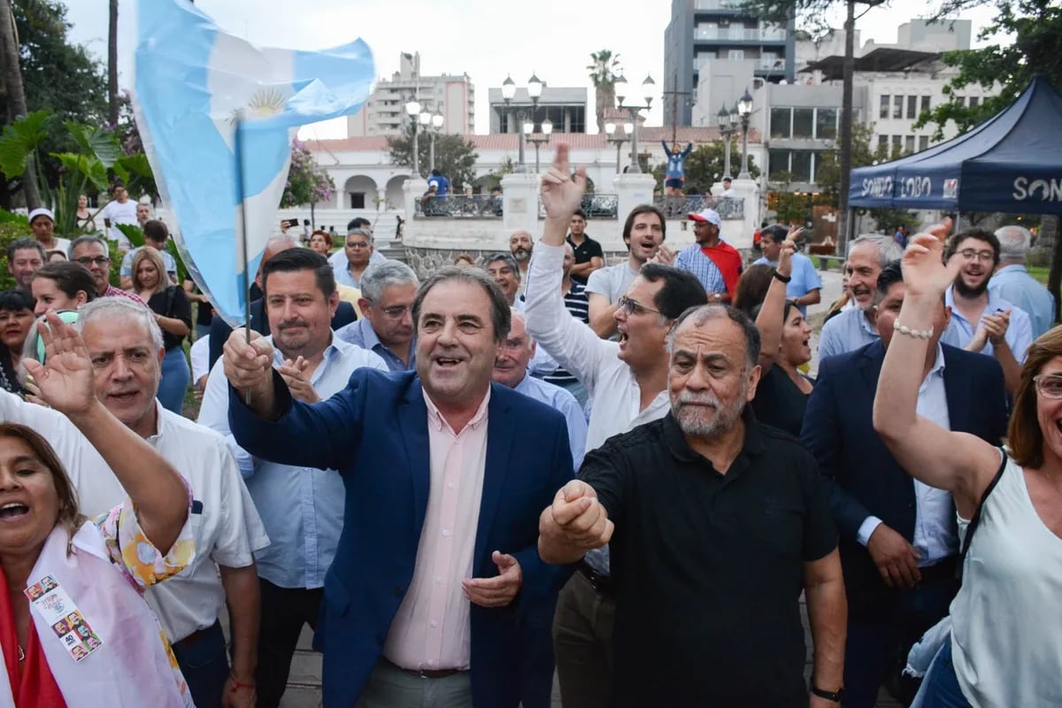 Abud Robles, Bernis y Álvarez García encabezaron el acto por los 40 años de democracia en la plaza Belgrano.