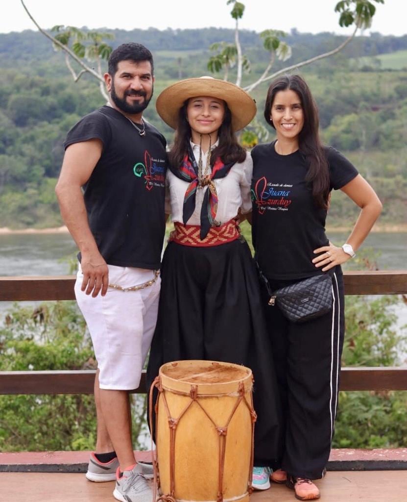 Kiara Gonseski de Eldoardo  junto a sus profesores