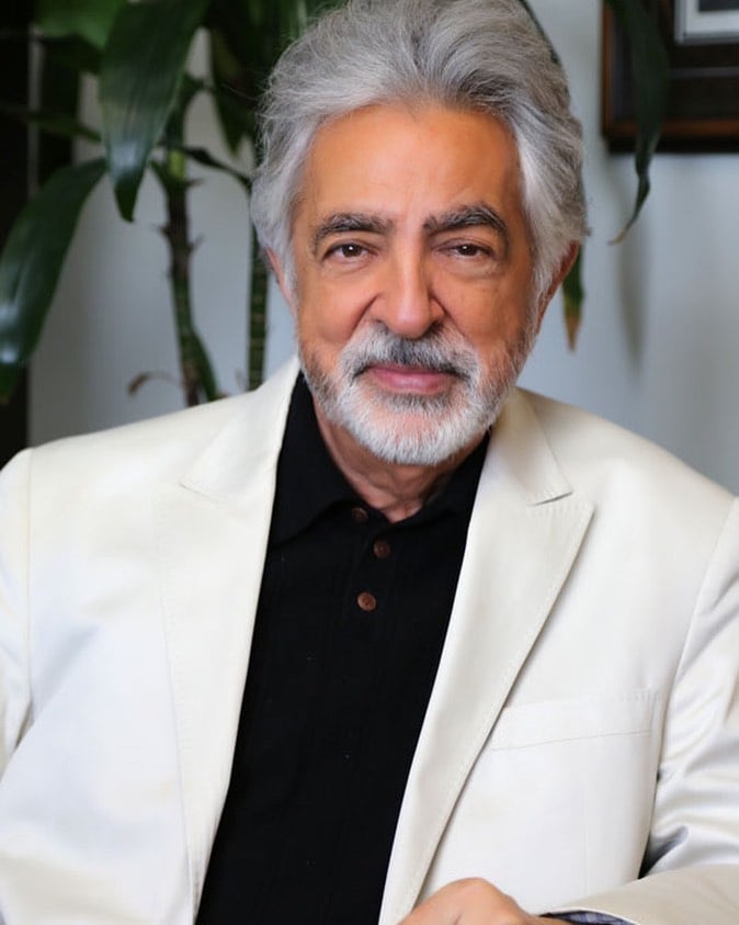 Joe Mantegna a sus 73 años.