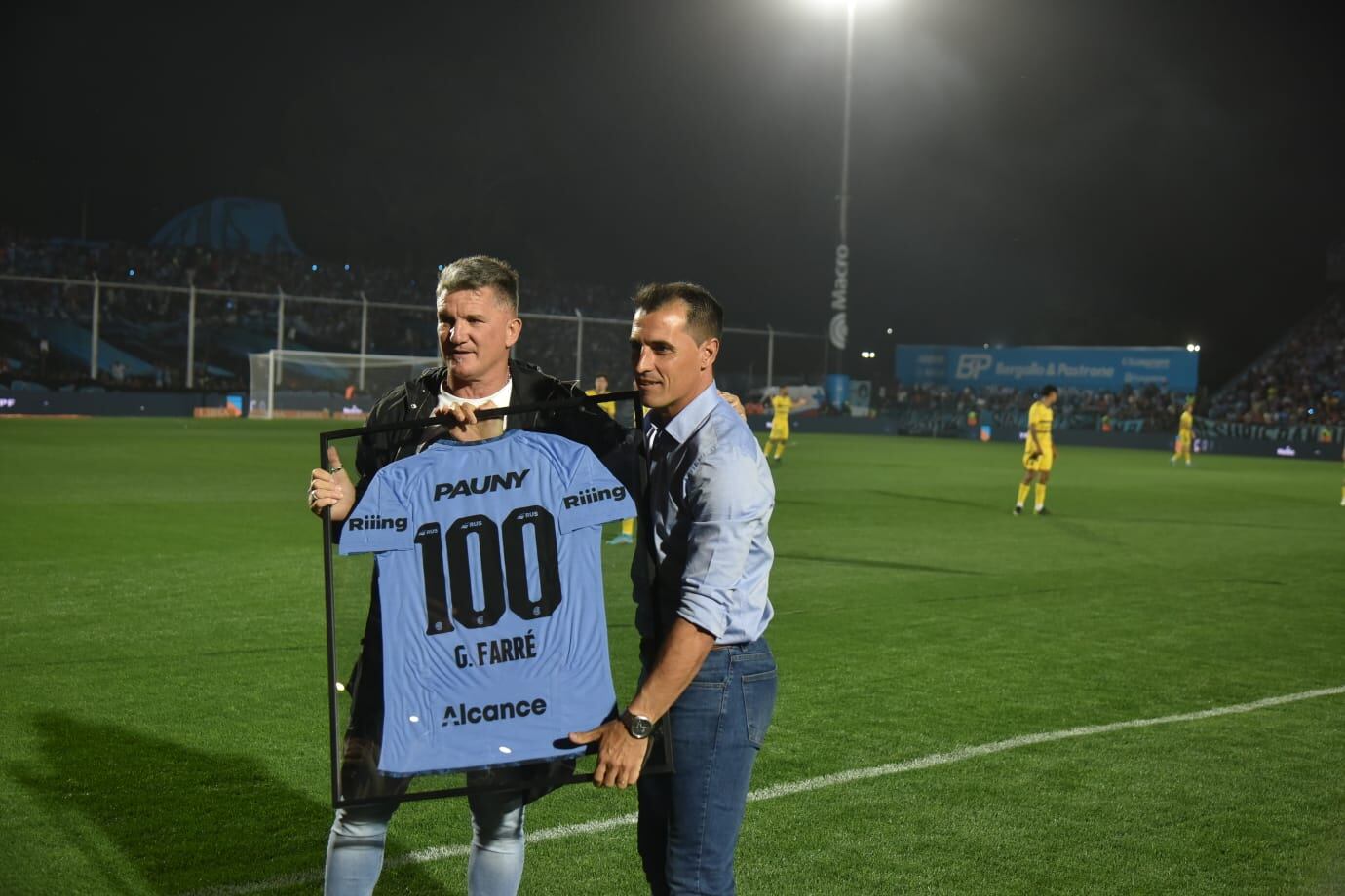 Farré y el homenaje por sus 100 partidos en Belgrano. (Facundo Luque / La Voz).